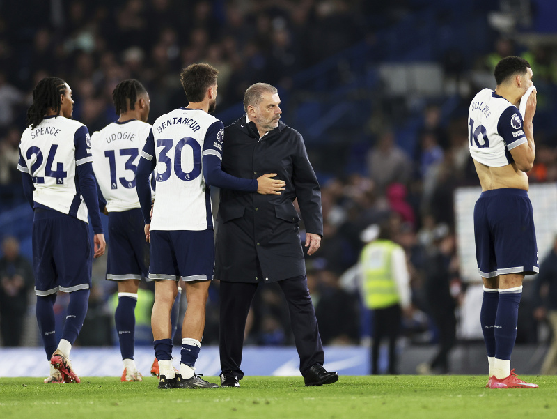 Ange Postecoglou s hráčmi po prehre s Chelsea