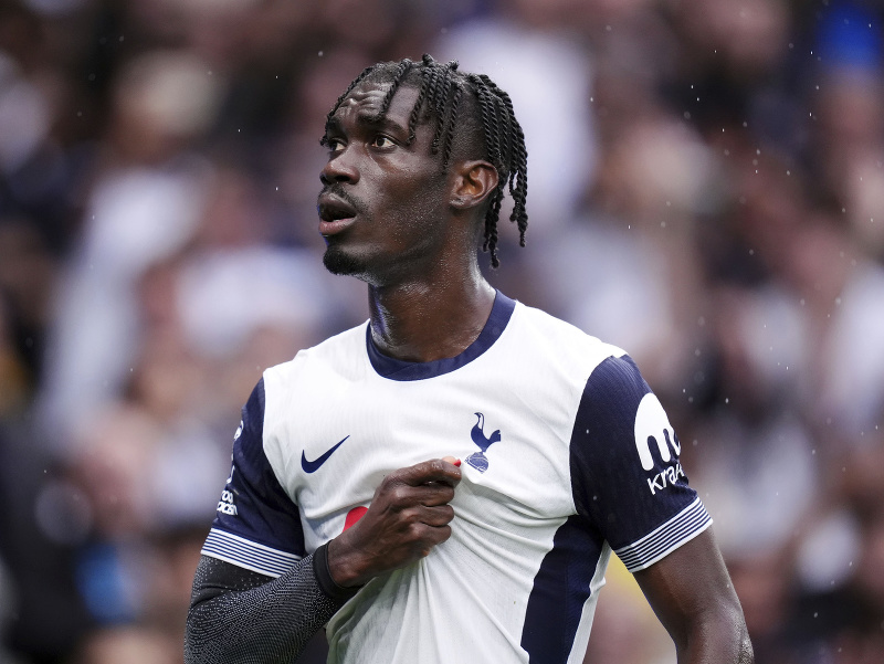 Záložník Tottenhamu Yves Bissouma