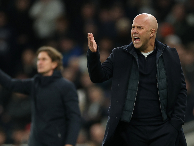 Manažér Liverpoolu Arne Slot, v pozadí tréner Tottenhamu Thomas Frank