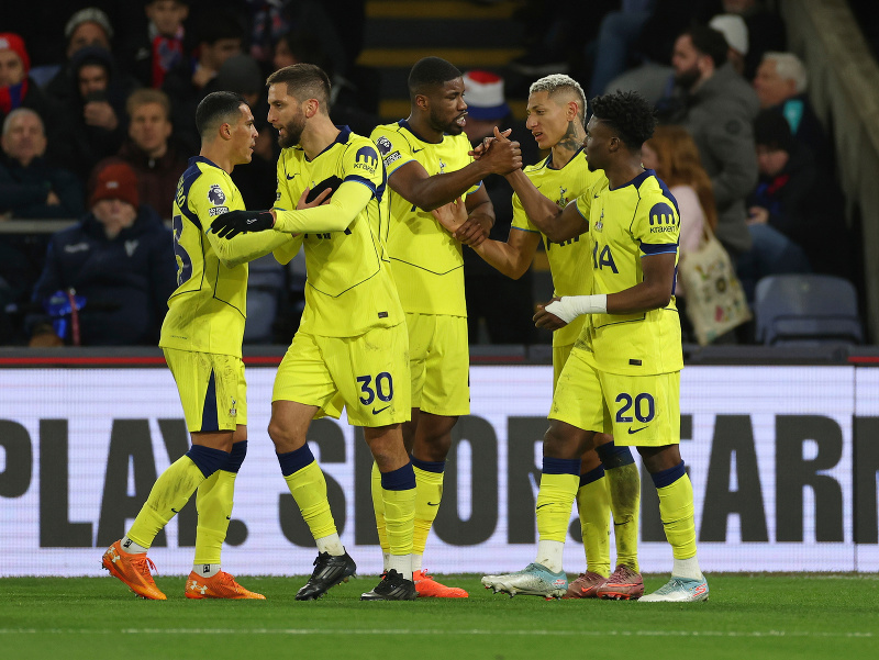 Futbalisti Tottenhamu oslavujú gól