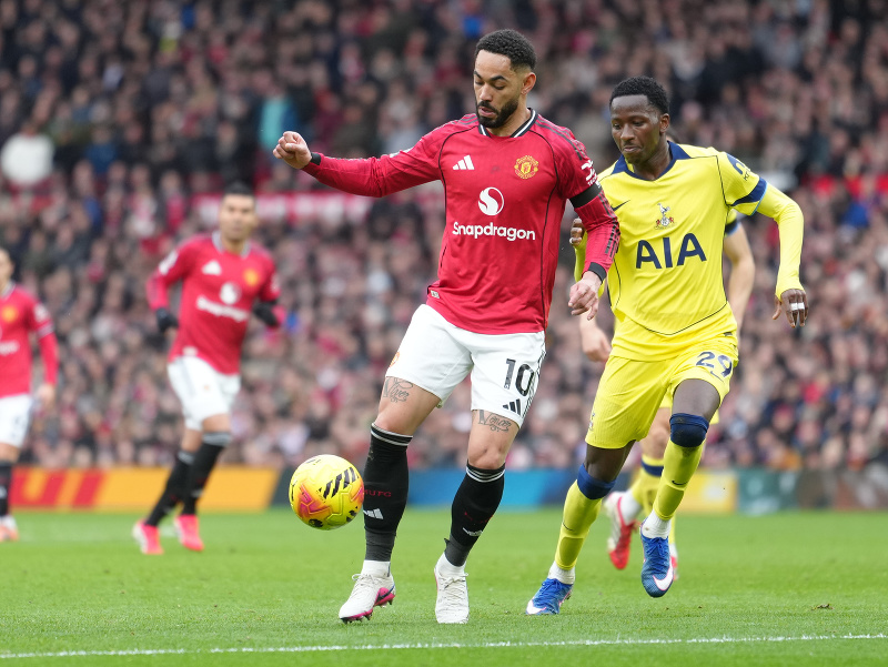 Hráč Manchestru United Matheus Cunha (vľavo) a Pape Matar Sarr z Tottenhamu v zápase 