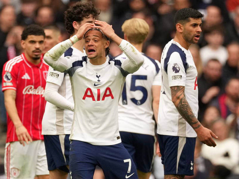 Hráč Tottenhamu Xavi Simons reaguje počas zápasu