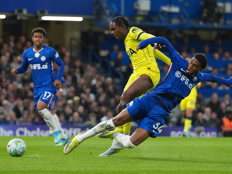 Futbalista Tottenhamu Mathys Tel (v žltom drese) v súboji o loptu s Joshom Acheampongom (vpravo) z Chelsea