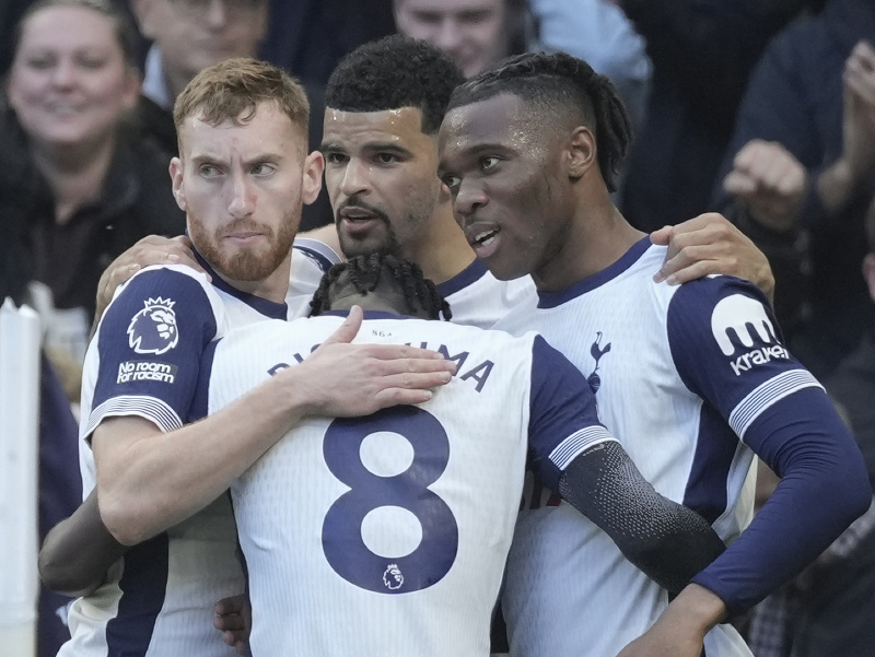 Hráči Tottenhamu oslavujú gól