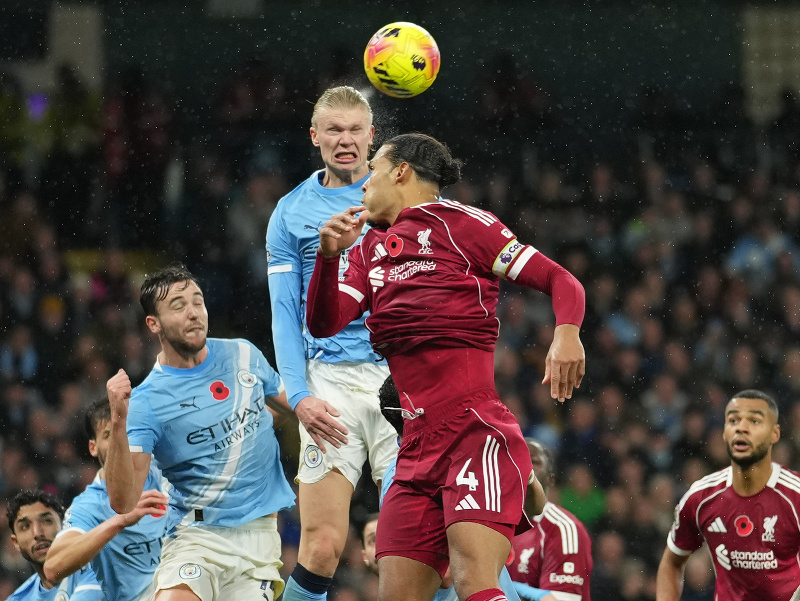 Erling Haaland a Virgil van Dijk v hlavičkovom súboji