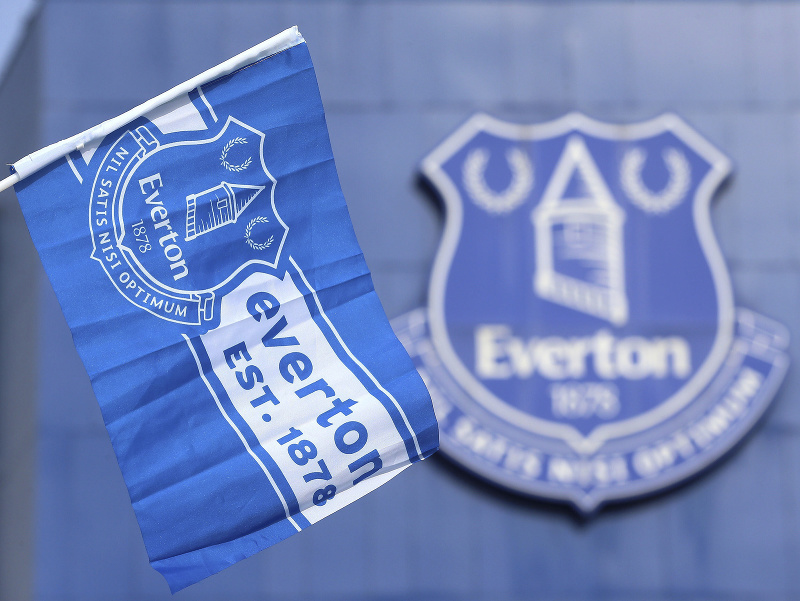 Na snímke malá vlajka futbalového klubu Everton FC