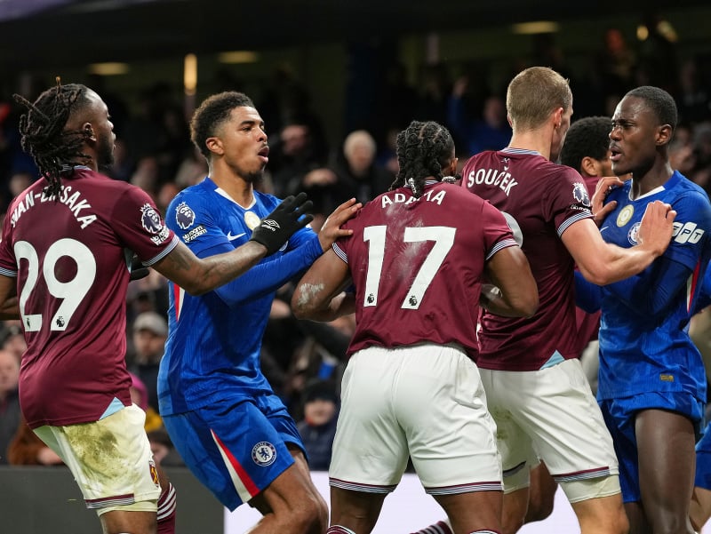 Roztržka medzi futbalistami Chelsea a West Hamu počas zápasu Premier League