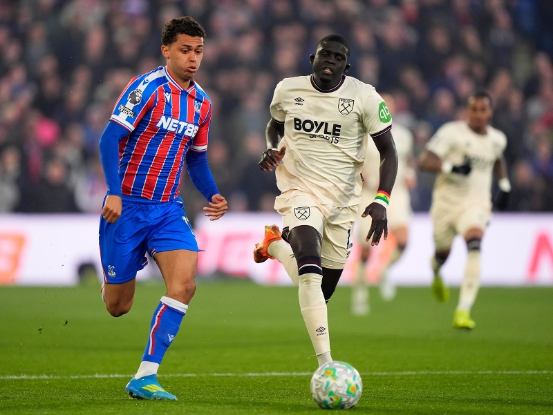 Futbalista West Hamu United El Hadji Malick Diouf (vpravo) a hráč Crystalu Palace Brennan Johnson bojujú o loptu