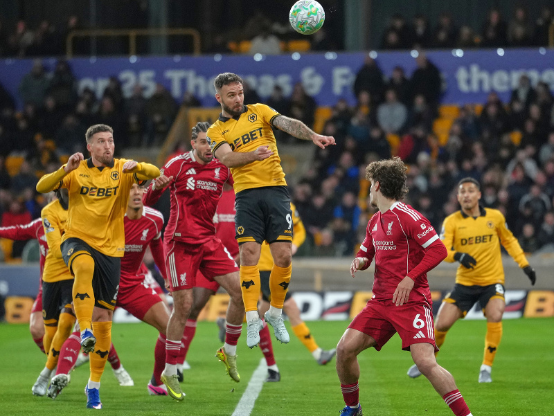 Hráč Wolverhamptonu Adam Armstrong (uprostred vpravo hore) hlavičkuje