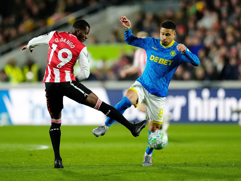 Na snímke hráč Brentfordu Dango Ouattara (vľavo) a hráč Wolverhamptonu Joao Gomes bojujú o loptu v zápase 30. kola anglickej Premier League