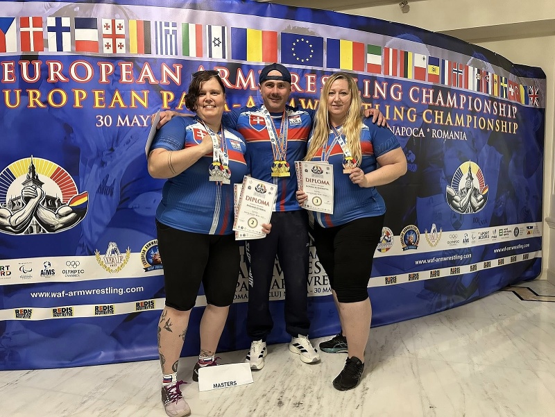 Slovenskí reprezentanti v pretláčaní rukou 