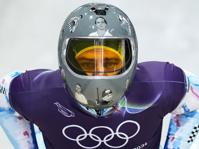 Ukrajinský skeletonista Vladislav Heraskevič má prilbu s vyobrazenými ukrajinskými športovcami, ktorí padli vo vojne s Ruskom počas tréningu na zimných olympijských hrách v  Cortine d'Ampezzo