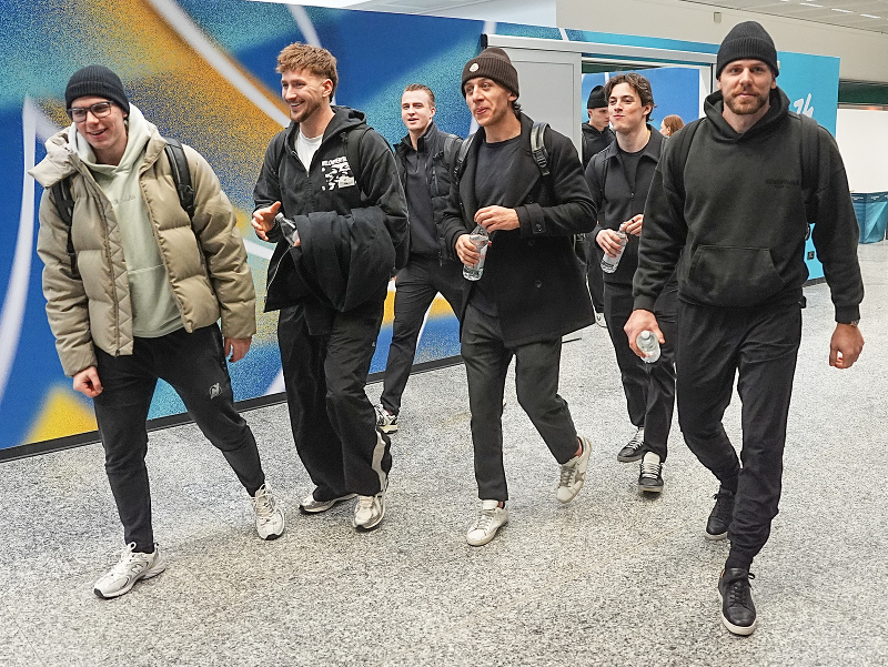 Slovenskí hokejisti zľava Šimon Nemec, Pavol Regenda, Martin Pospíšil, Martin Fehérváry, Dalibor Dvorský a Erik Černák počas príchodu slovenských hráčov NHL na letisko Milano Malpensa