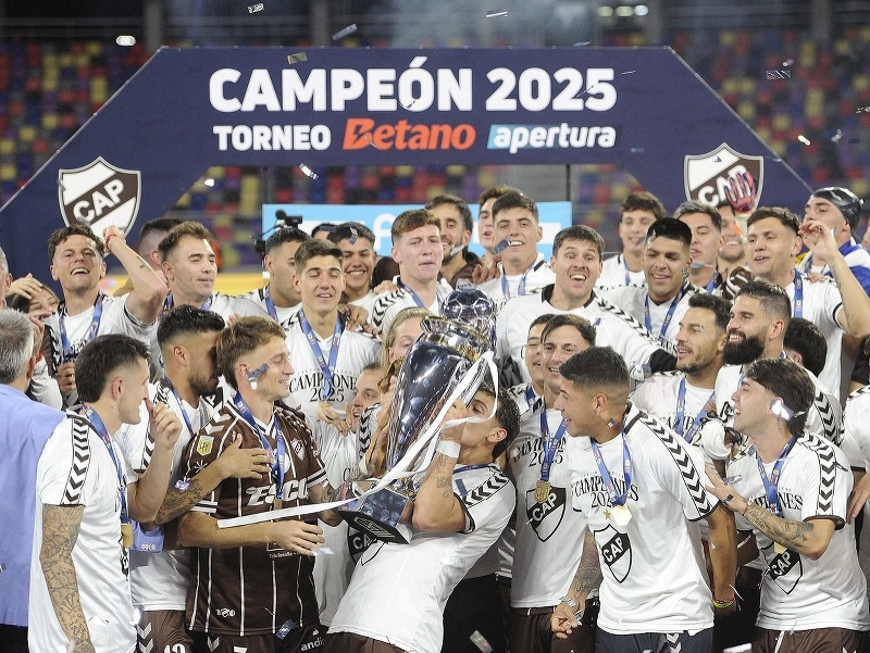 Futbalisti Platense oslavujú titul