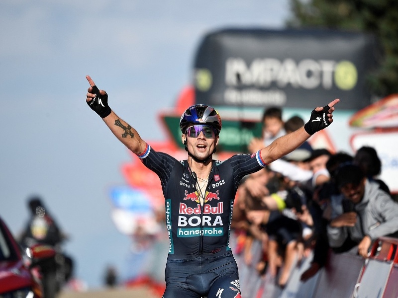 Primož Roglič oslavuje triumf v etape