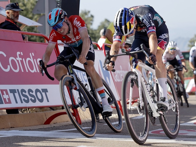Primož Roglič a Lennert Van Eetvelt v záverečnom súboji v štvrtej etape Vuelty
