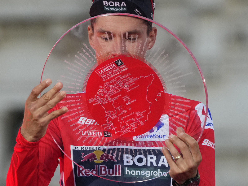 Slovinský cyklista Primož Roglič po celkovom víťazstve na Vuelte 2024