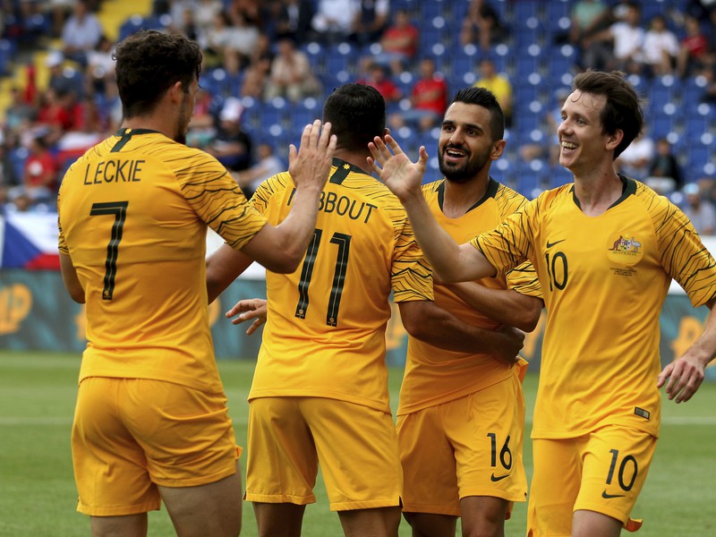 Mathew Leckie, Andrew Nabbout, Aziz Behich a Robbie Kruse oslavujú gól Austrálie
