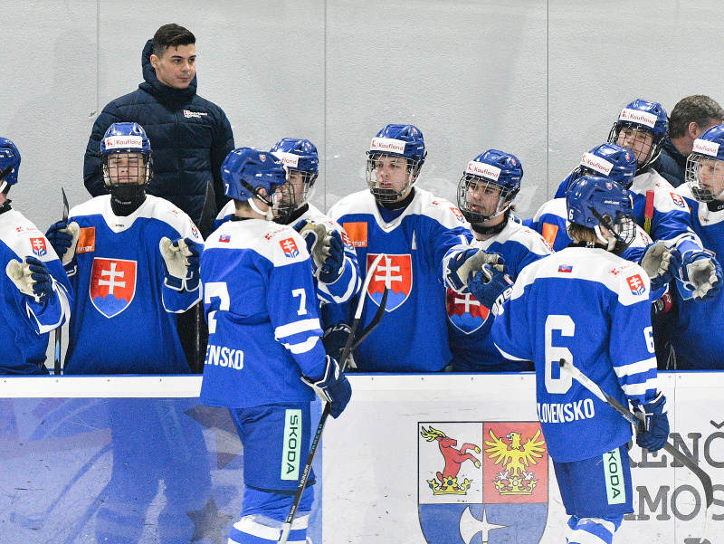 Na snímke zľava hlavný tréner slovenskej hokejovej reprezentácie do 18 rokov Martin Dendis a hráči
