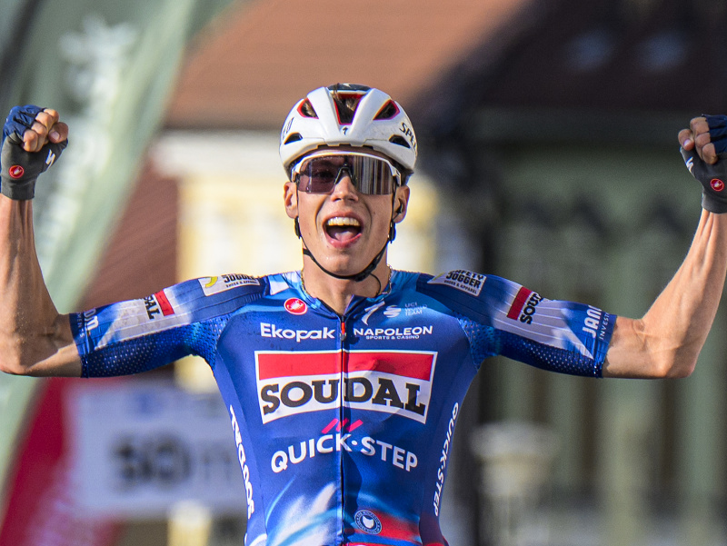 Francúzsky cyklista Paul Magnier z tímu Soudal Quick-Step sa raduje z víťazstva v 1. etape 69. ročníka medzinárodných cyklistických pretekov Okolo Slovenska v Bardejove