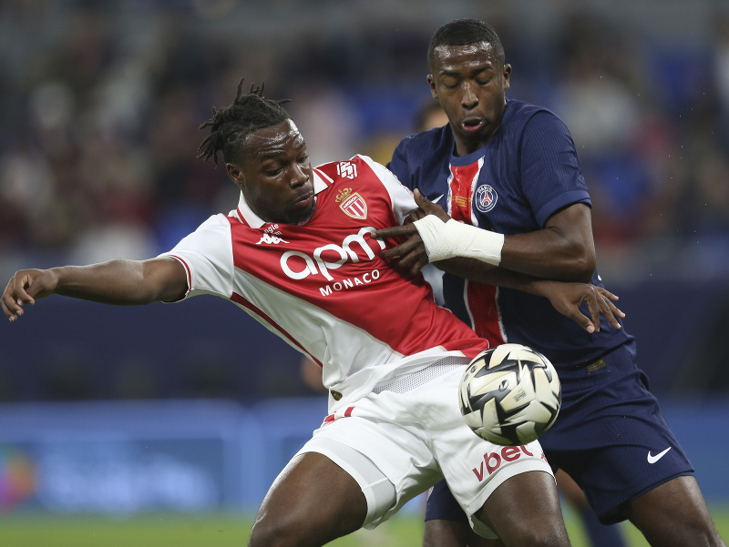 Hráč Monaca George Ilenikhena (vľavo) bojuje o loptu s Willianom Pachom z PSG počas finále Francúzskeho superpohára v Dauhe