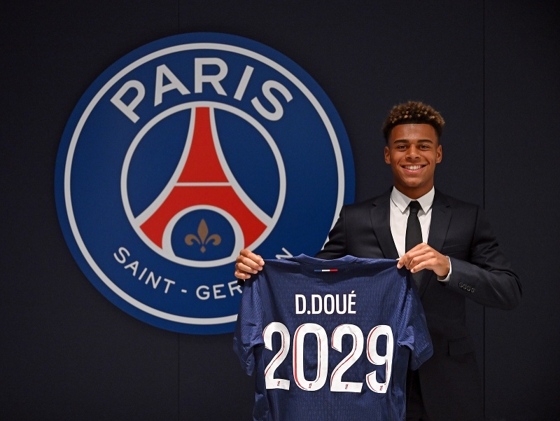 Francúzsky futbalista Désiré Doué sa stal novou posilou Parížu St. Germain. 
