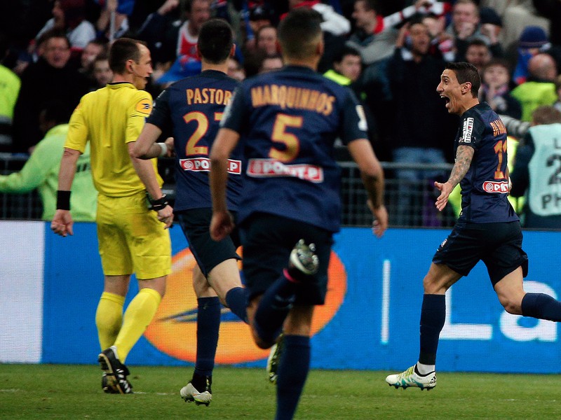 Ángel Di María (vpravo) so spoluhráčmi oslavuje víťazný gól PSG