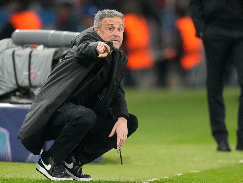 Tréner PSG Luis Enrique dáva pokyny počas odvety