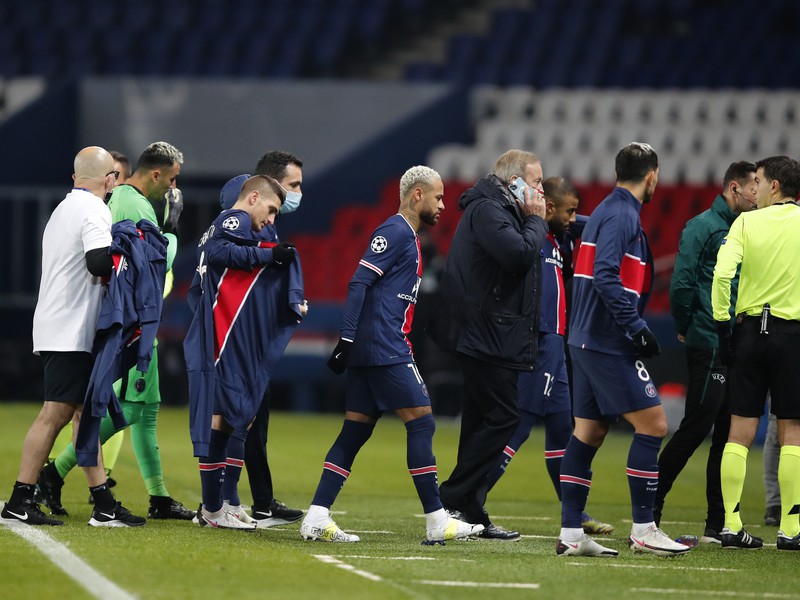 Futbalisti PSG opúšťajú hraciu plochu