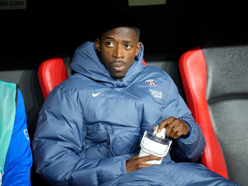 Hráč PSG Ousmane Dembélé sedí na lavičke pred začiatkom zápasu