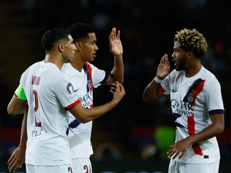 Hráč PSG Senny Mayulu (uprostred) oslavuje so spoluhráčmi po tom, ako strelil úvodný gól