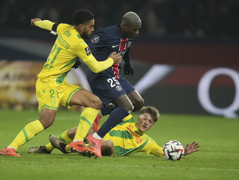 Futbalista Paríža St. Germain Nuno Mendes (uprostred), hráči Nantes Johann Lepenant (vpravo) a Jean-Charles Castelletto bojujú o loptu