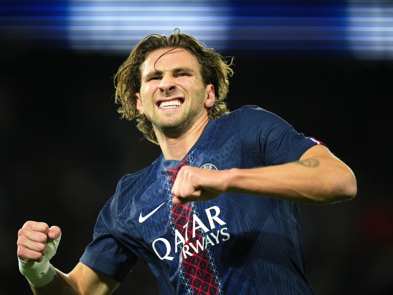 Futbalista PSG Illya Zabarnyi sa raduje po strelení úvodného gólu