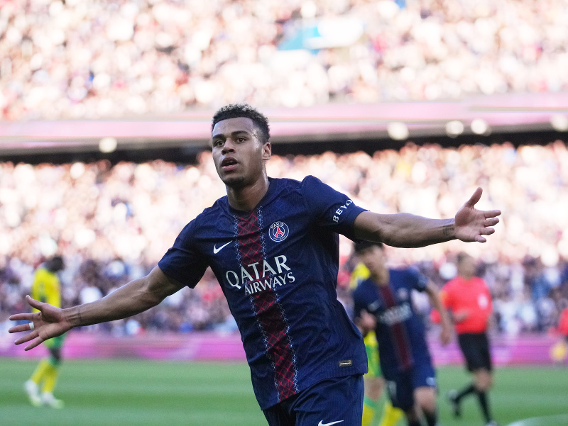 Hráč PSG Desire Doue sa teší z gólu 