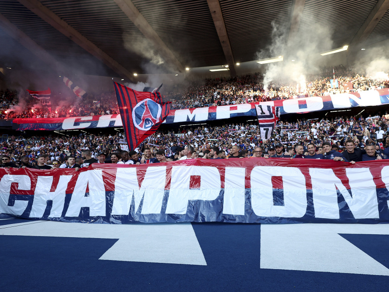 Futbaloví fanúšikovia Paríža St. Germain oslavujú majstrovský titul