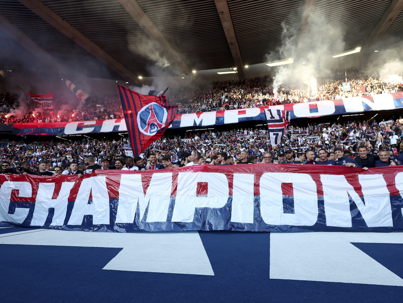 Futbaloví fanúšikovia Paríža St. Germain