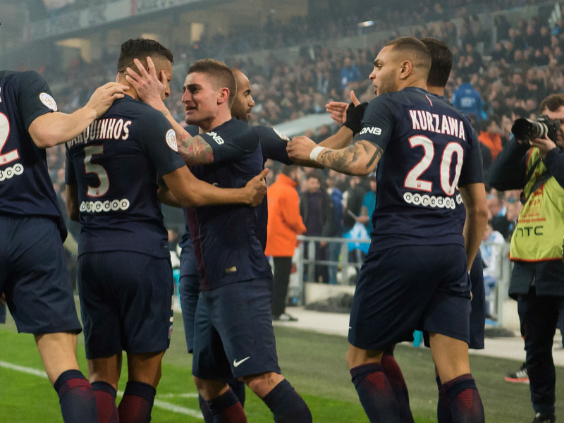 Marco Verratti a Marquinhos (v strede) oslavujú gól so spoluhráčmi