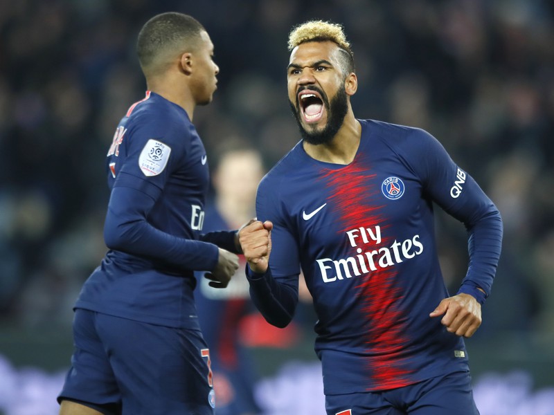 Maxim Choupo-Moting a Kylian Mbappé oslavujú gól PSG