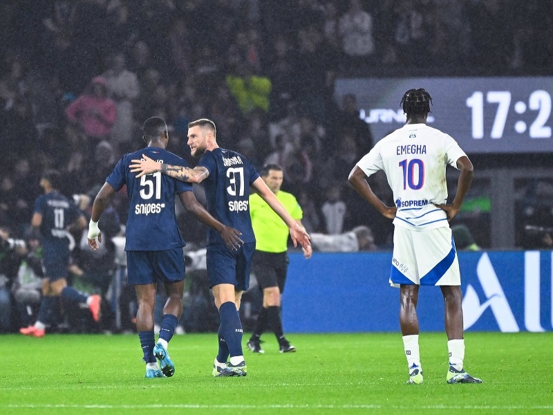 William Joel Tenorio Pacho a Milan Škriniar sa radujú z gólu