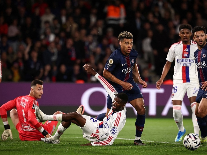 Dominik Greif zasahuje v šlágri Lyonu s PSG