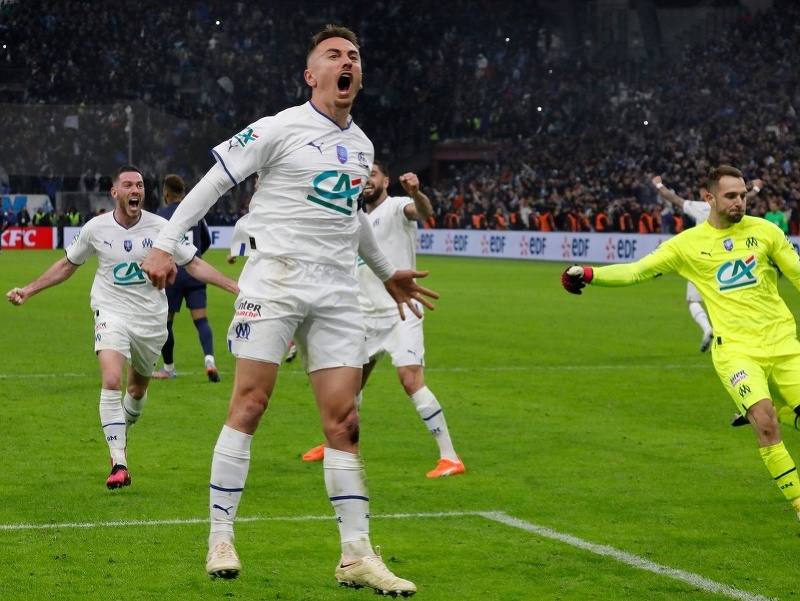 Futbalisti Olympique Marseille oslavujú víťazstvo nad PSG