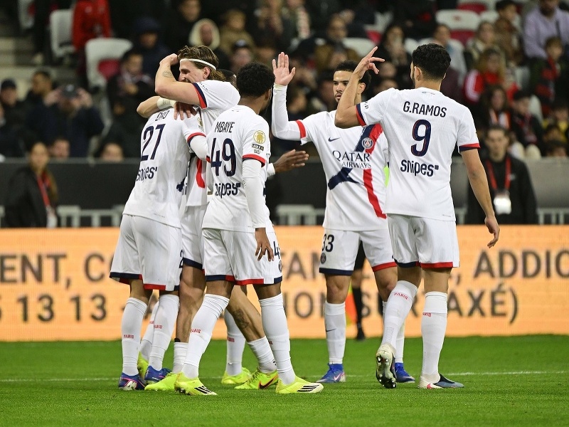 Futbalisti Paríža Saint Germain oslavujú gól
