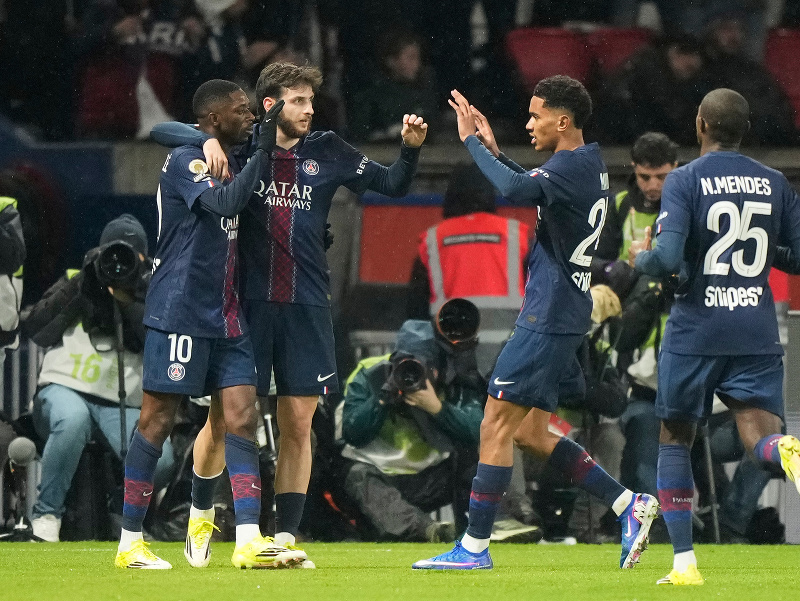 Ousmane Dembele (vľavo) z PSG sa teší z gólu so spoluhráčmi p