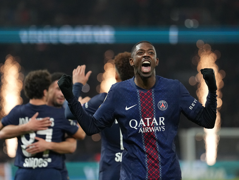 Na snímke futbalista Paríža St. Germain Ousmane Dembele sa teší z gólu
