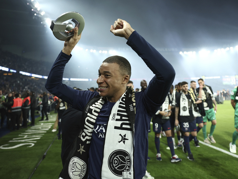 Kylian Mbappé sa lúči s parížskymi tribúnami