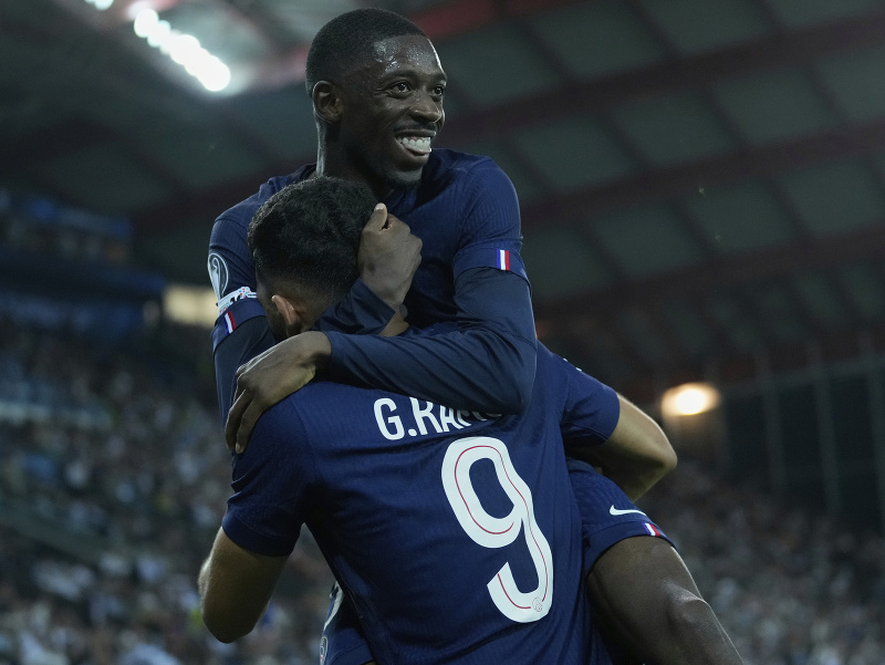 Goncalo Ramos a Ousmane Dembele oslavujú gól PSG