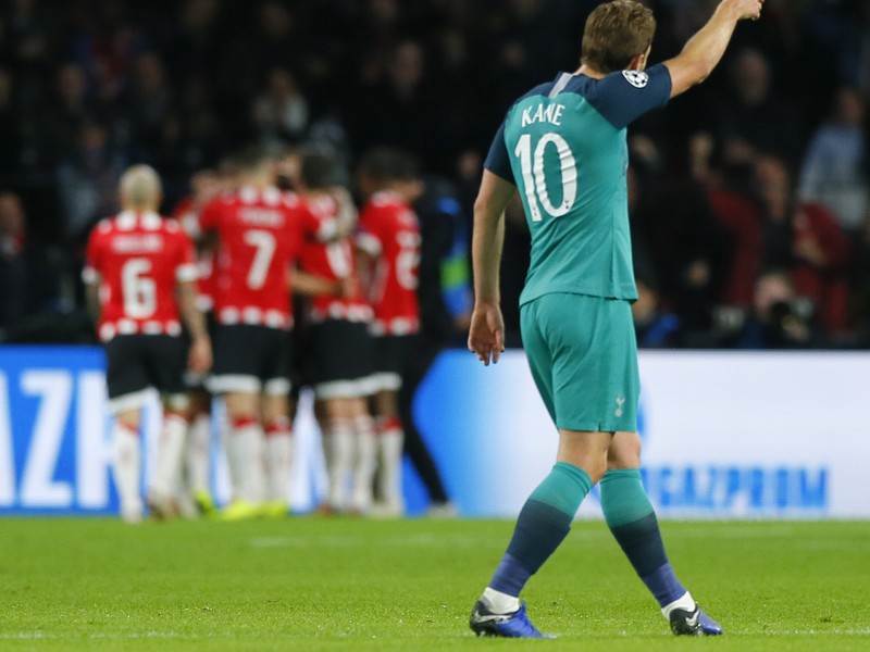 Harry Kane reaguje na gól PSV