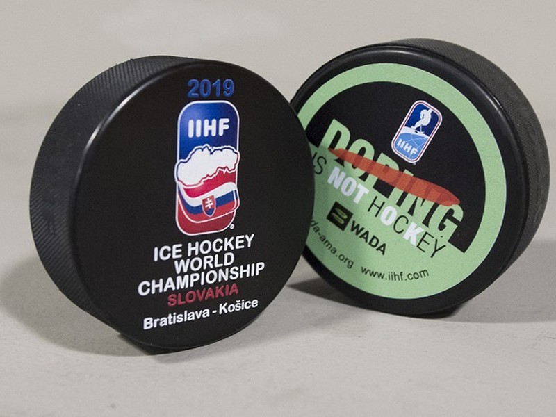 Vľavo oficiálny puk MS 2019 a vpravo tréningový puk počas 83. majstrovstvách sveta v ľadovom hokeji v Košiciach