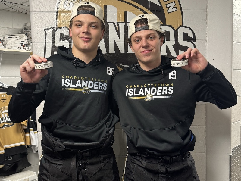 Na snímke vpravo Jonas Ďurčo s pamätným pukom za svoj prvý gól v QMJHL