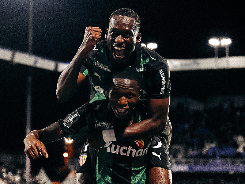 Hráčí Racing Lens oslavujú gól
